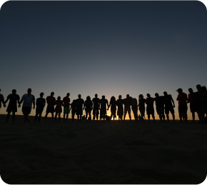 personas en atardecer